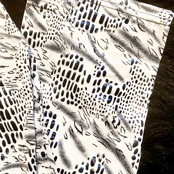 White Snow Leopard Print Leggings - Picture 4 of 4